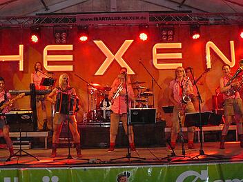 Zur Feier des 50-jährigen Bestehens der Landjugend Zaubach mischten die "Isartaler Hexen" den Stadtsteinacher Stadtteil richtig auf. Nach fünf Minuten standen die ersten auf den Bänken. Fotos: Klaus-Peter Wulf