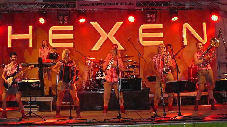 Zur Feier des 50-jährigen Bestehens der Landjugend Zaubach mischten die "Isartaler Hexen" den Stadtsteinacher Stadtteil richtig auf. Nach fünf Minuten standen die ersten auf den Bänken. Fotos: Klaus-Peter Wulf