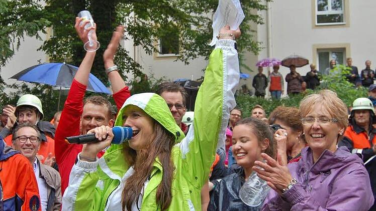 Moderatorin Claudia Finger-Erben feuert die Bockletter an. Foto: Sigismund von Dobschütz