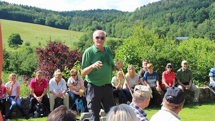 Rainer Betz erzählt über die Mühlen in der Münchau. Foto: Julia Raab