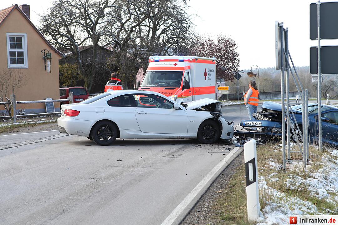 Frontalcrash nach Vorfahrtsmissachtung – Auto landet im Graben
