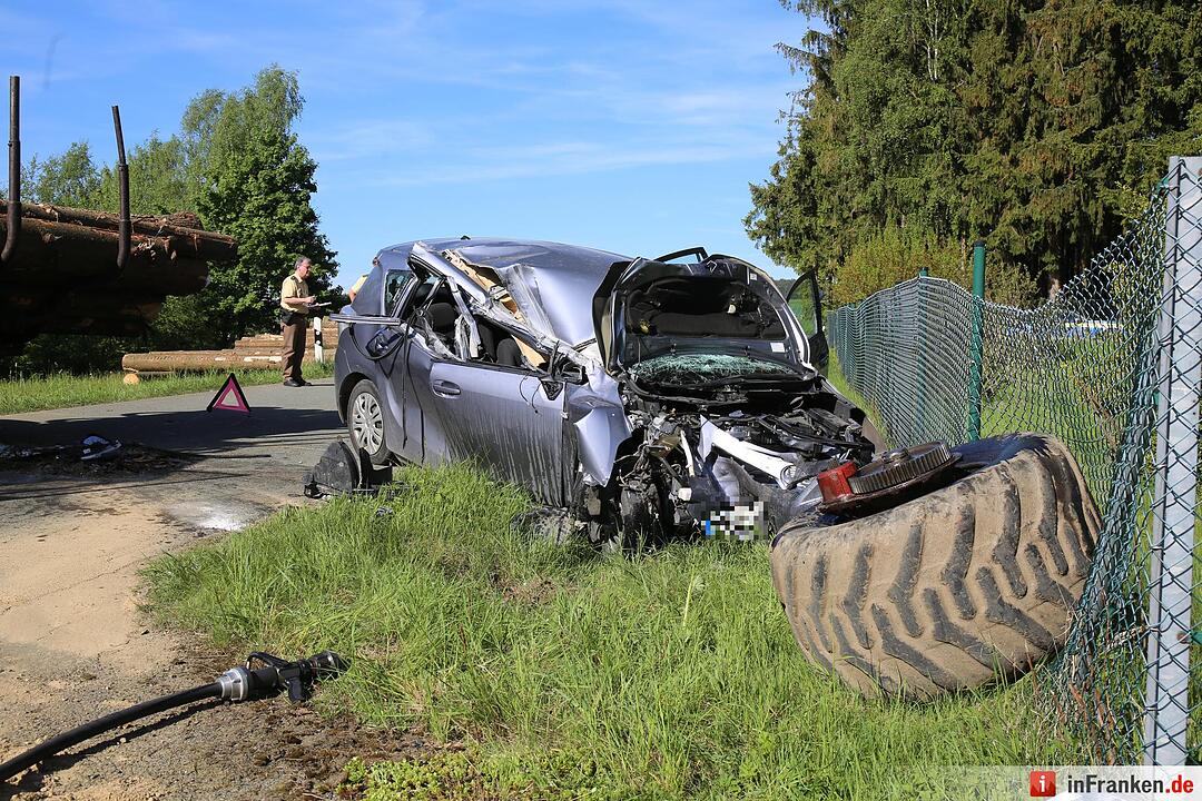 Kreis Hof: Auto kracht auf Holztransporter – Mutter und ihre zwei Kinder schwer verletzt