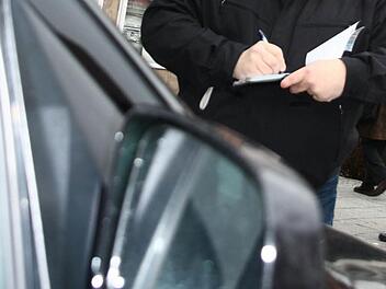 Ein Auto anfahren und dann einfach fl&uuml;chten, ist dreist genug. Doch ein Kulmbacher trieb es auf die Spitze: Er hinterlie&szlig; noch eine unversch&auml;mte Notiz. Symbolfoto: Archiv