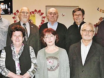 Einen beeindruckenden Vertrauensbeweis für die Führungsmannschaft ergaben die Neuwahlen. Gemeinderat Ludwig Winkler (vorne, Zweiter von rechts) wünschte dem Vorstandsteam mit Vorsitzendem Georg Pitteroff (hinten, Zweiter von links) und seinem Stellvertreter Heinz Wudel (hinten, Zweiter von rechts) für seine dreijährige Amtszeit viel Erfolg.  Foto: Bernd Kleinert
