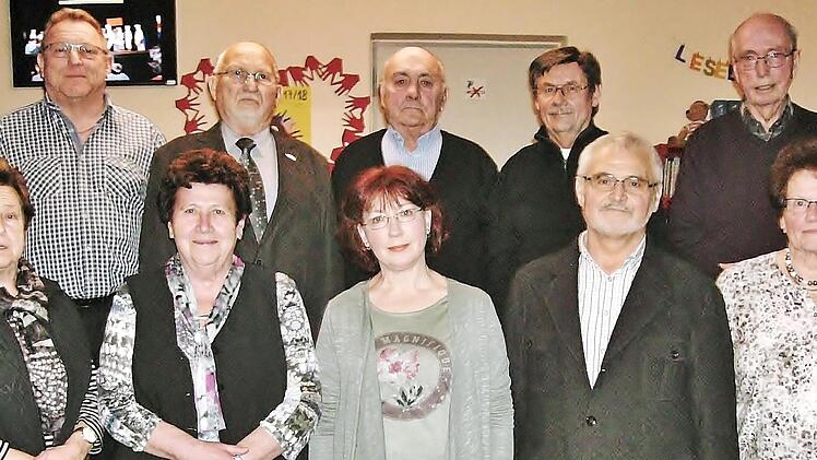 Einen beeindruckenden Vertrauensbeweis für die Führungsmannschaft ergaben die Neuwahlen. Gemeinderat Ludwig Winkler (vorne, Zweiter von rechts) wünschte dem Vorstandsteam mit Vorsitzendem Georg Pitteroff (hinten, Zweiter von links) und seinem Stellvertreter Heinz Wudel (hinten, Zweiter von rechts) für seine dreijährige Amtszeit viel Erfolg.  Foto: Bernd Kleinert