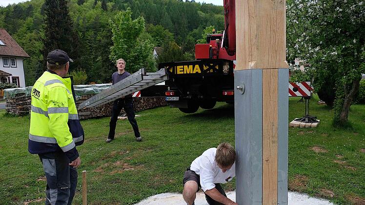 Zum Schluss sicherte Zimmermann Gerhard Bornkessel das Riesenkreuz mit Splinten.Gerd Schaar