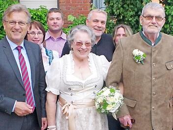 Das Jubelpaar mit Bürgermeister Rainer Detsch und Familienmitgliedern Foto: Gerd Fleischmann