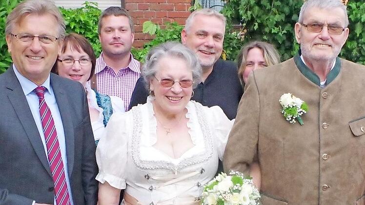 Das Jubelpaar mit Bürgermeister Rainer Detsch und Familienmitgliedern Foto: Gerd Fleischmann