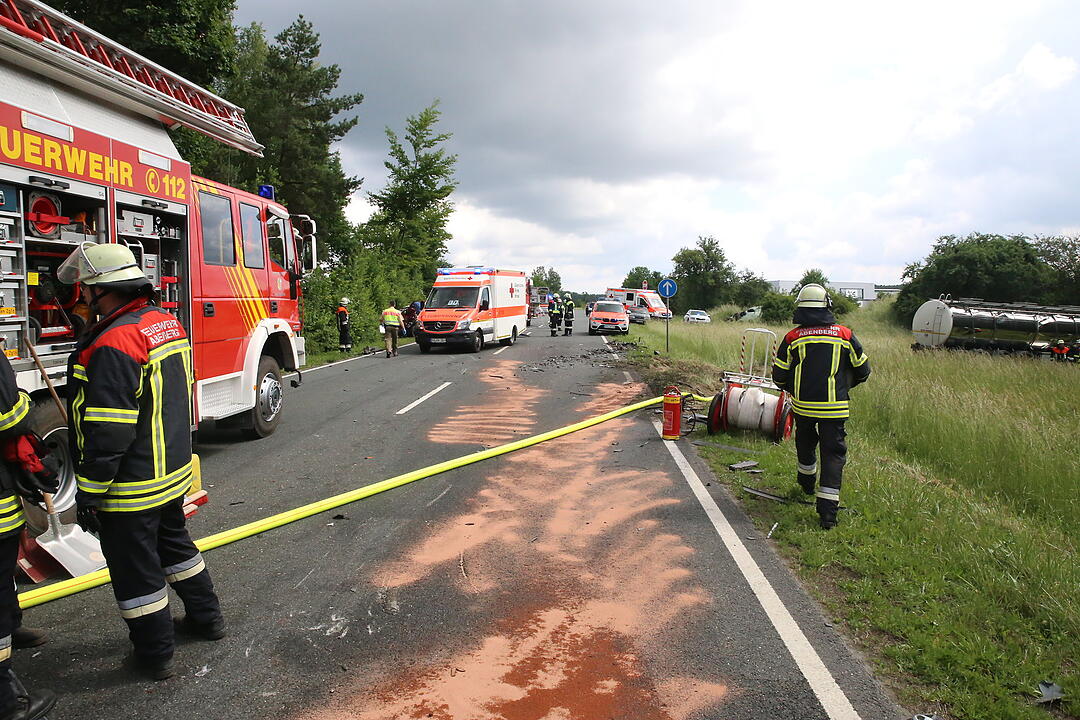 Tödlicher Unfall auf B466: Auto kollidiert mit Lkw