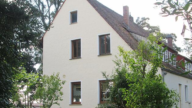 Das ehemalige Gasthaus "Ruine Aura" (im Bild), zu dem auch die Klosterruine  gehört, soll auf Wunsch des Besitzers, Karlheinz Friedel, ein Kinderhaus werden. Der Umnutzung stimmte der Rat zu, Genehmigungsbehörde ist jedoch das Landratsamt.       Winfried Ehling