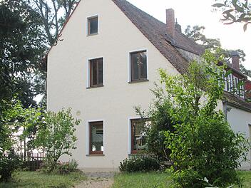 Das ehemalige Gasthaus "Ruine Aura" (im Bild), zu dem auch die Klosterruine  gehört, soll auf Wunsch des Besitzers, Karlheinz Friedel, ein Kinderhaus werden. Der Umnutzung stimmte der Rat zu, Genehmigungsbehörde ist jedoch das Landratsamt.       Winfried Ehling