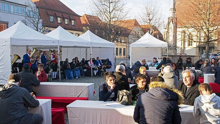 Am verkaufsoffenen Sonntag hatte der Aktionskreis Haßfurt Aktiv nicht nur etliche Anbieter aus der Region für eine Genusszeile, sondern auch die Sterzelbacher Musikanten eingeladen, die auf dem Marktplatz zur Unterhaltung aufspielten.