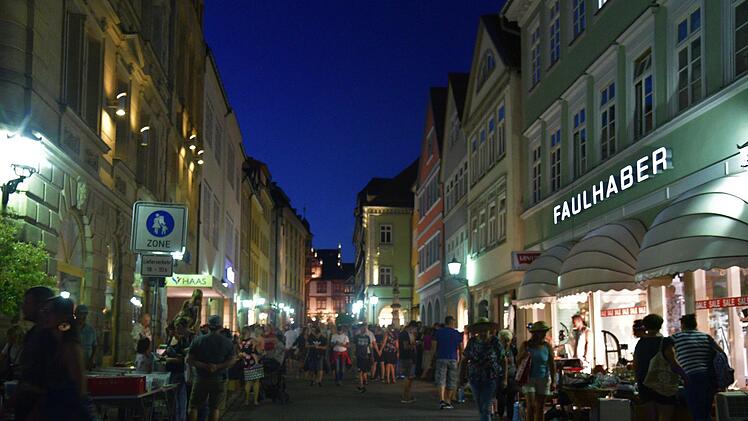 Hochbetrieb in der Ketschengasse nach Einbruch der Dunkelheit. Foto: Gabi Arnold