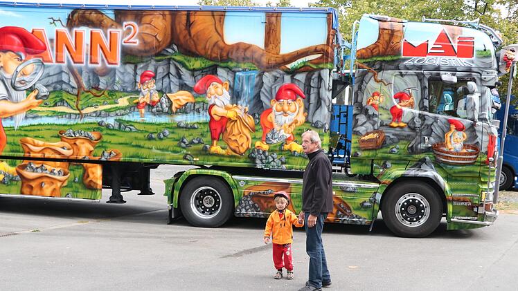 Jochen Wicovsky bestaunt mit seinem vierjährigen Enkel Emil den  TRuck