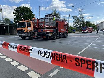 Autokran reißt Stromleitung in Nürnberg ab - Passant verletzt
