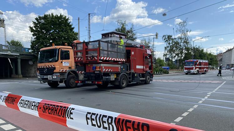 Autokran reißt Stromleitung in Nürnberg ab - Passant verletzt