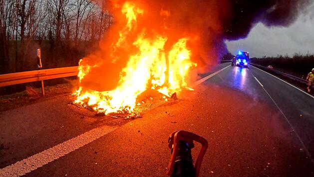 A70 bei Ha&szlig;furt: E-Hybrid brennt komplett aus - "Schwarze Rauchwolke"