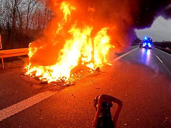 A70 bei Ha&szlig;furt: E-Hybrid brennt komplett aus - "Schwarze Rauchwolke"