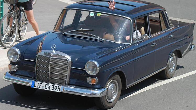 Rolf Kraus mit seinem Mercedes