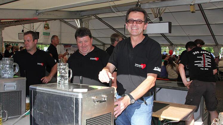 Michael Rebhan (rechts) half bei dem 300-Jahr-Fest mit kräftig mit. Obwohl er die meiste Zeit über mehr als 15 000 Kilometer entfernt lebt, ist er in die Schauberger Dorfgemeinschaft eng eingebunden. Foto: Corinna Igler