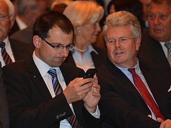 Zwei Bewerber für einen Posten: die beiden Abgeordneten Ludwig von Lerchenfeld (rechts/Kulmbach) und Martin Schöffel (links/Wunsiedel) wollen bei der Landtagswahl CSU-Direktkandidat im Stimmkreis Wunsiedel-Kulmbach werden. Foto: Ronald Rinklef