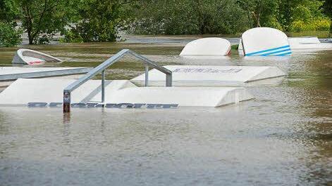 Der Main tritt über die Ufer: Der Skatepark im Würzburger Stadtteil Zellerau stehen am Sonntag, 2. 6. 2013 unter Wasser. Foto: Tobias Köpplinger