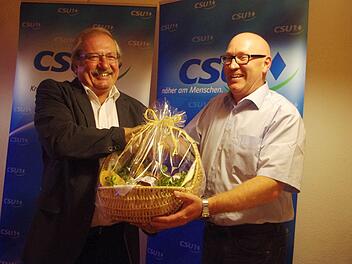 Bürgermeister-Kandidat Jörg Müller (rechts) bedankt sich bei seinem "Ziehvater", dem ehemaligen langjährigen Marktrodacher CSU-Ortsvorsitzenden Günther Mader (links). Foto: Heike Schülein