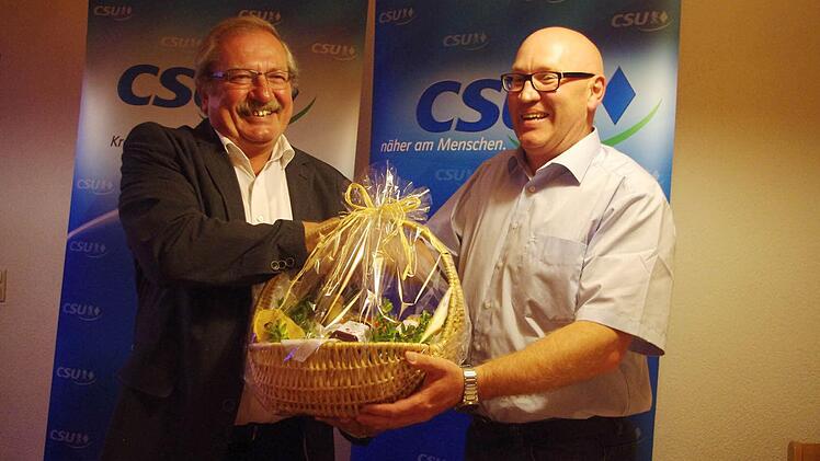 Bürgermeister-Kandidat Jörg Müller (rechts) bedankt sich bei seinem "Ziehvater", dem ehemaligen langjährigen Marktrodacher CSU-Ortsvorsitzenden Günther Mader (links). Foto: Heike Schülein