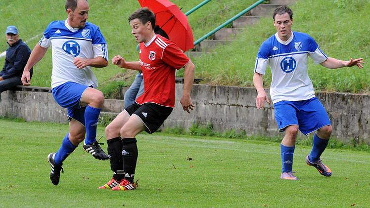 Optische Täuschung: In Wahrheit spielt der Fuchsstädter Simon Bolz im Derby gegen den FC 06 ohne Regenschutz. Foto: Hopf