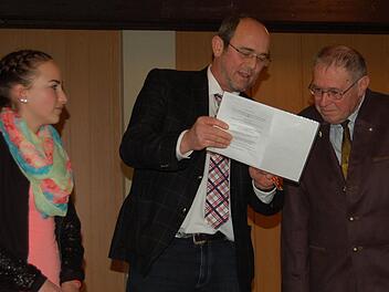 Studiendirektor Volker Rieß (rechts), von allen liebevoll "Papa Rieß" genannt, wurde im Gymnasium in den Ruhestand verabschiedet. Mitte: Elternbeiratsvorsitzender Roland Rettinger, links Ronja Augsburg von der Schülermitverantwortung. Foto: privat