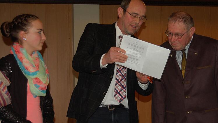 Studiendirektor Volker Rieß (rechts), von allen liebevoll "Papa Rieß" genannt, wurde im Gymnasium in den Ruhestand verabschiedet. Mitte: Elternbeiratsvorsitzender Roland Rettinger, links Ronja Augsburg von der Schülermitverantwortung. Foto: privat