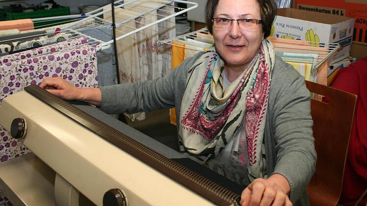 Barbara Biemüller sorgt für die Wäsche. Foto: Evi Seeger