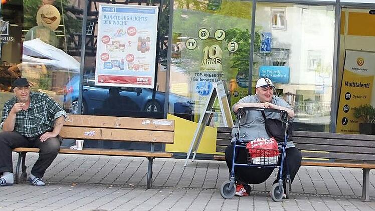Die Sitzmöbel am Paradeplatz wirken ramponiert. Doch der Herr links ist der Meinung, "sie passen schon", denn in zehn Jahren würden die neuen Sitzmöbel auch wieder alt aussehen. Fotos: Ekkehard Roepert