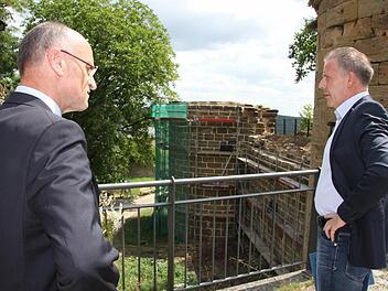 Landrat und Denkmalpfleger beim Blick auf den Wehrturm, der bald begehbar ist.Foto: Ralf Kestel