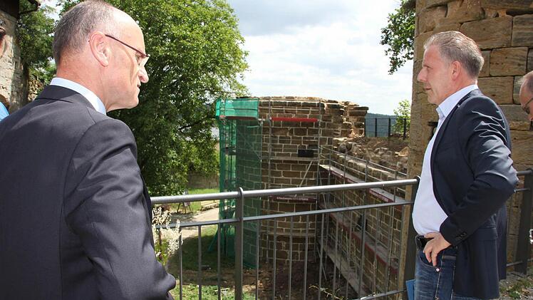 Landrat und Denkmalpfleger beim Blick auf den Wehrturm, der bald begehbar ist.Foto: Ralf Kestel