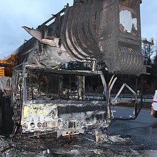 Nagelneuer Autokran brennt bei Ueberfuhrungsfahrt aus - Schaden mindestens eine Millionen Euro