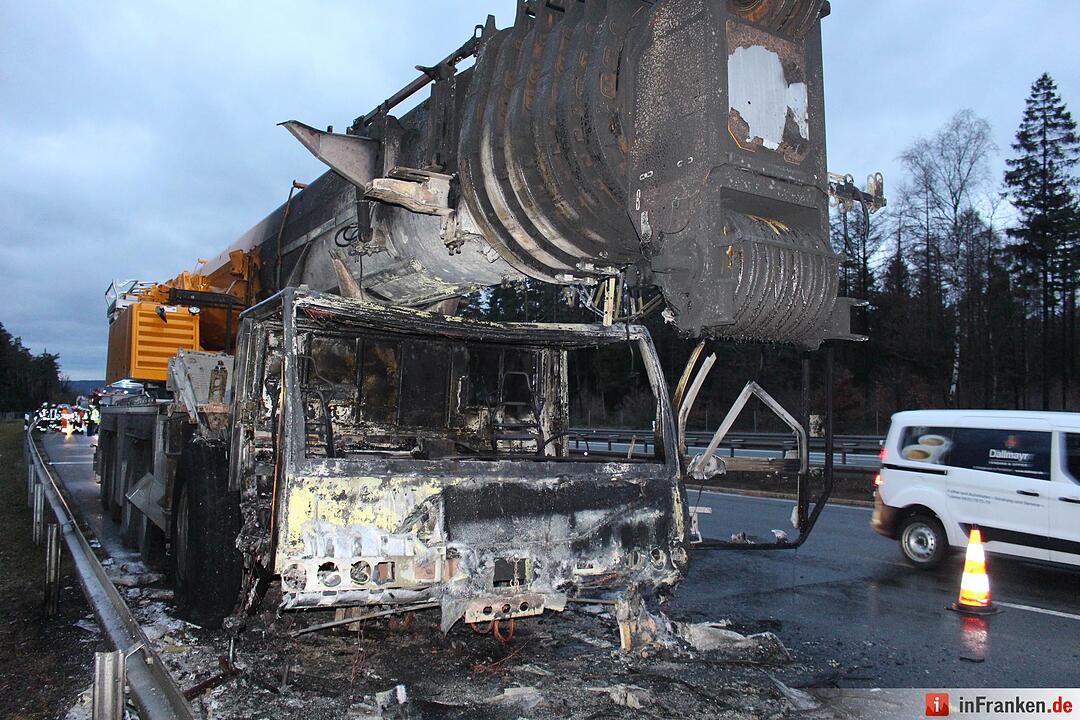 Nagelneuer Autokran brennt bei Ueberfuhrungsfahrt aus - Schaden mindestens eine Millionen Euro