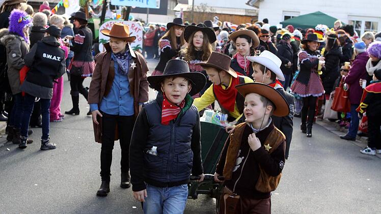 Cowboys gehören bei jedem Faschingszug einfach dazu.