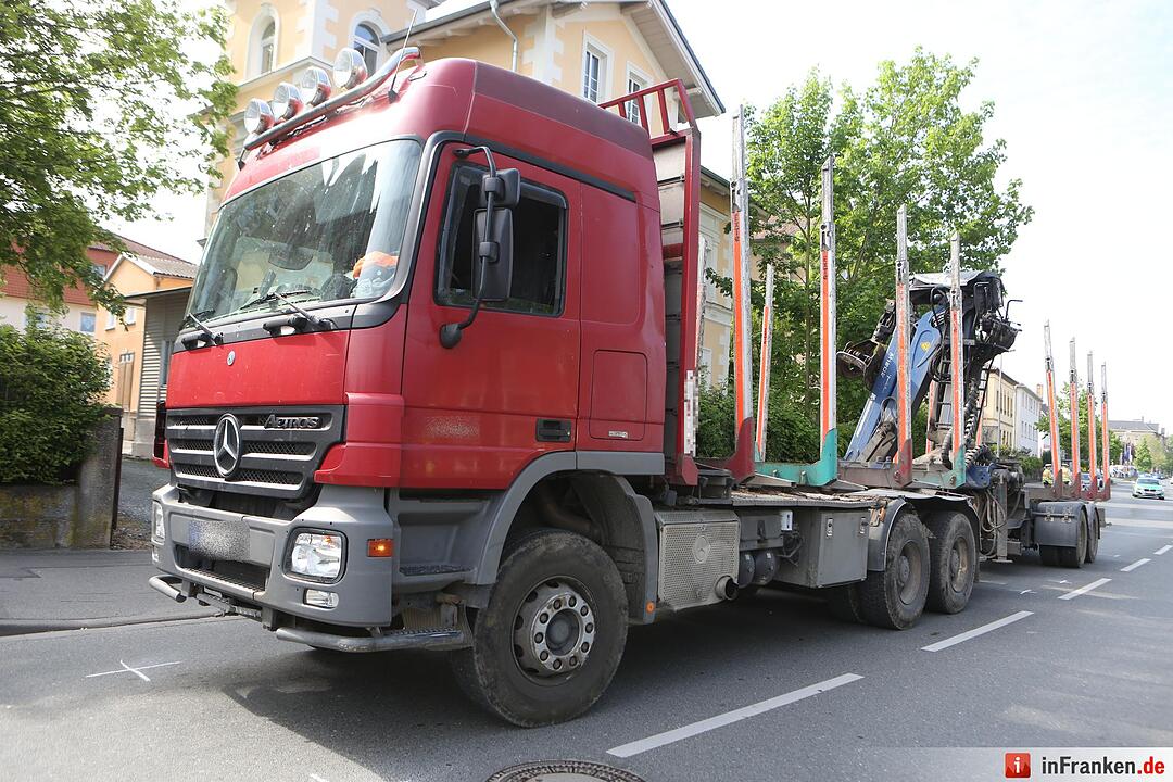 Fussgaengerin von Lkw ueberrollt und getoetet