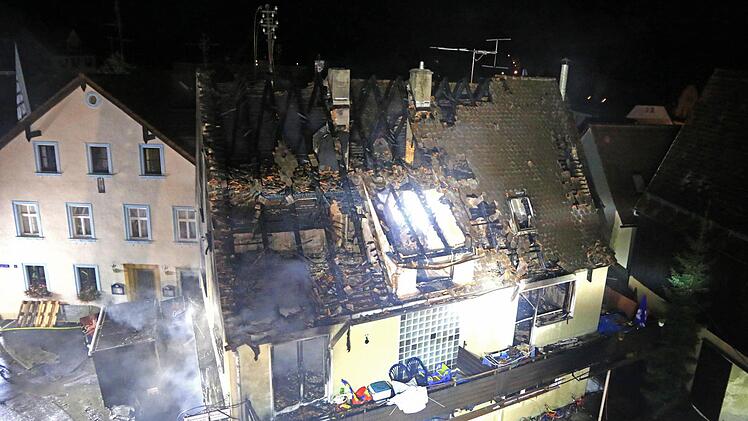 Das Asylbewerberheim von oben, nachdem der Brand gelöscht war.  Foto: Ferdinand Merzbach/News5