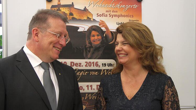 OB Henry Schramm freut sich, dass Stardirigentin Ljubka Biagioni zu Guttenberg zu weiteren Konzerten nach Kulmbach kommt.  Foto: Jochen Nützel