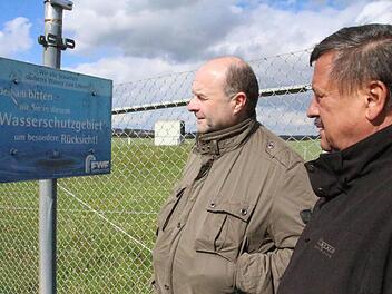 Sorgen bereitet den Bürgermeistern Werner Stöcker (links) und Stefan Himpel (hier an einem Brunnen bei Sterpersdorf) die Fernwasserversorgung Franken.  Foto: Andreas Dorsch (Archiv)