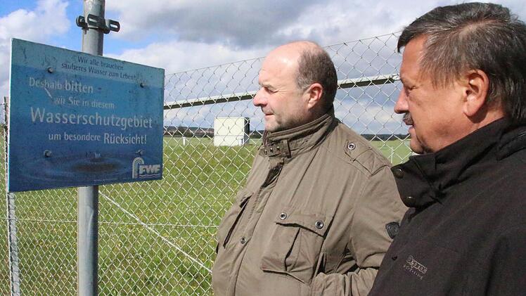 Sorgen bereitet den Bürgermeistern Werner Stöcker (links) und Stefan Himpel (hier an einem Brunnen bei Sterpersdorf) die Fernwasserversorgung Franken.  Foto: Andreas Dorsch (Archiv)