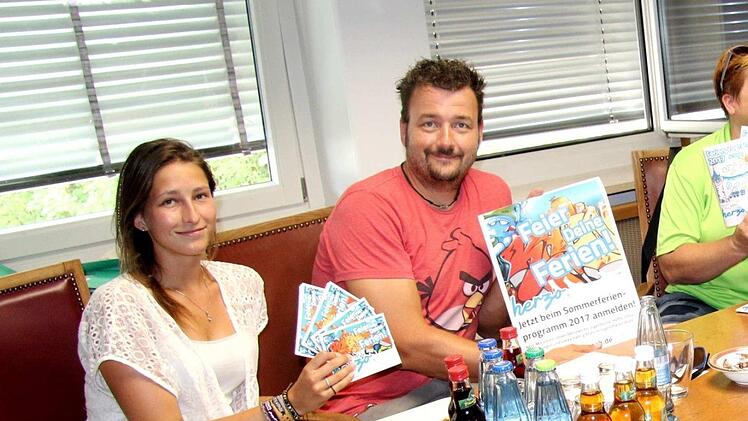 Rebecca Maier, Thomas "Smiley" Schönfelder, Bea Wirth, Bürgermeister German Hacker und Simone Voit stellen das aktuelle Ferienprogramm vor. Fotos: Richard Sänger