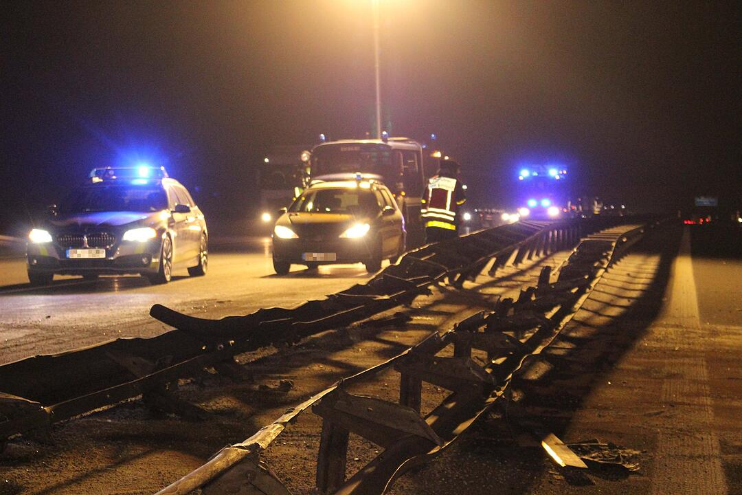 Tödlicher Lkw-Crash auf der A9: Lastkraftwagen kracht in Leitplanke