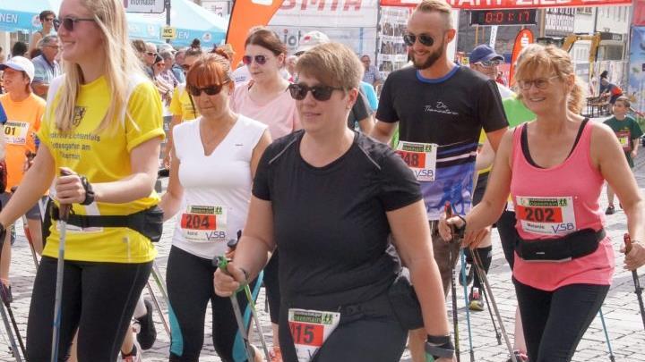 Auch die Nordic-Walker starteten mit deutlich niedrigerem Tempo als die Läufer, aber dennoch mit vollem Elan.