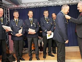 Bürgermeister Frank Rebhan hängte einigen verdienten Wehrleuten die Stadtmedaillen um. Das Bild zeigt von links Claus Fechter, Marco Langbein, Martin Schwanert, Wilfried Hein, Fred Seifert und Mathias Fischer.