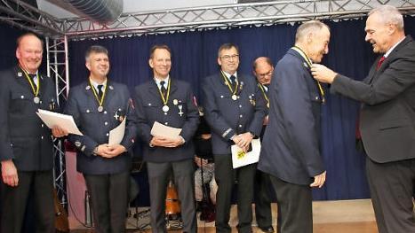Bürgermeister Frank Rebhan hängte einigen verdienten Wehrleuten die Stadtmedaillen um. Das Bild zeigt von links Claus Fechter, Marco Langbein, Martin Schwanert, Wilfried Hein, Fred Seifert und Mathias Fischer.