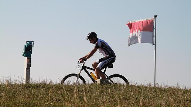 Ein Mountainbiker auf dem Staffelberg - doch eigentlich sollte er auf dem sensiblen Terrain der Hochfl&auml;che absteigen und sein Rad schieben. Fotos: Matthias Einwag