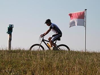 Ein Mountainbiker auf dem Staffelberg - doch eigentlich sollte er auf dem sensiblen Terrain der Hochfl&auml;che absteigen und sein Rad schieben. Fotos: Matthias Einwag